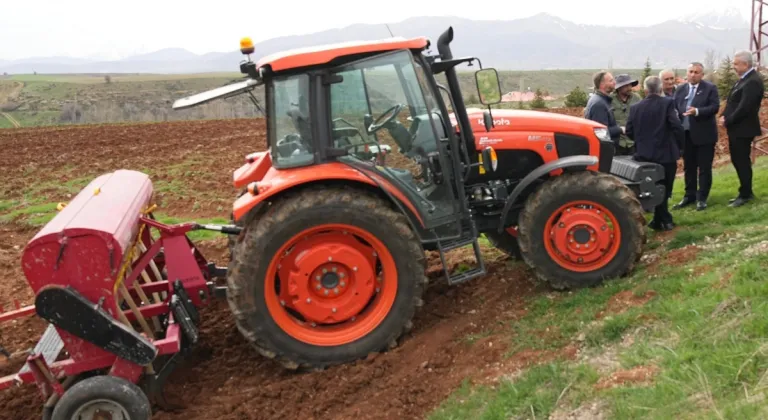 Adana'da Tufanbeyli çiftçisine çilek ve nohut desteği