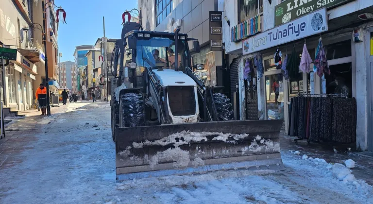 Ağrı'da karla mücadele sürüyor