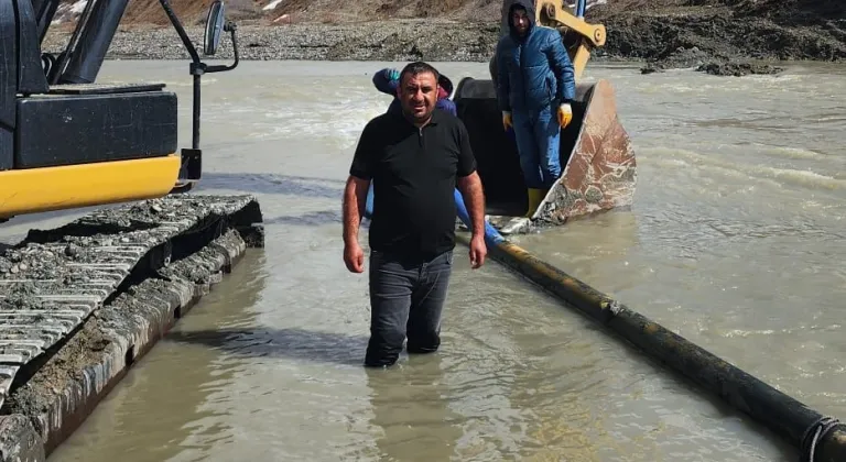 Ağrı’da Muhtar Yavuz Özen’in girişimiyle su hattı onarıldı