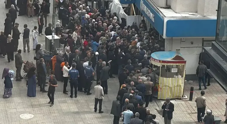 Ağrı'da sosyal yardım kuyruğu! Halkbank’a acil önlem çağrısı