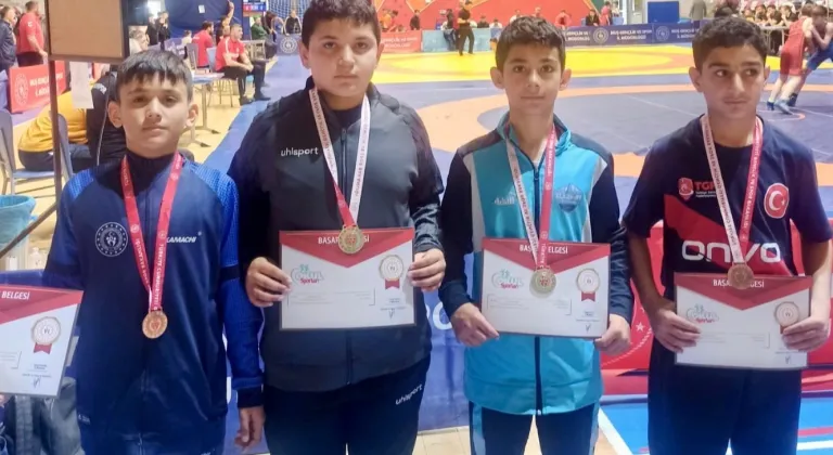 Ağrılı genç güreşçiler Muş’ta zirve yaptı