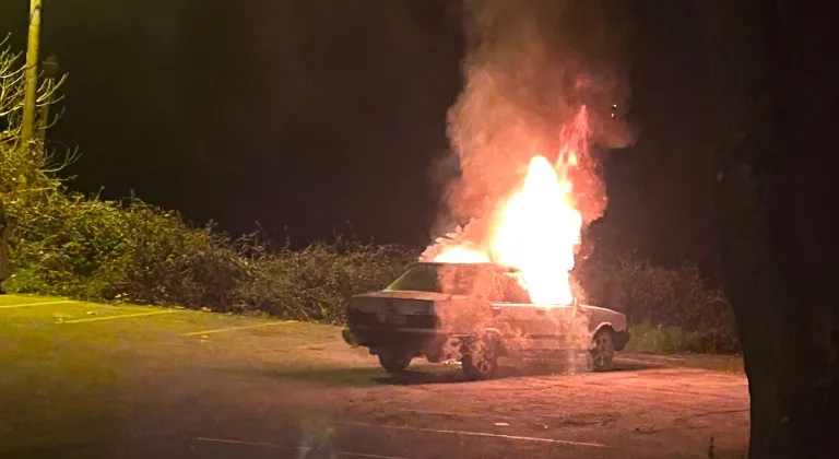 Akçakoca’da park halindeki araç alev alev yandı