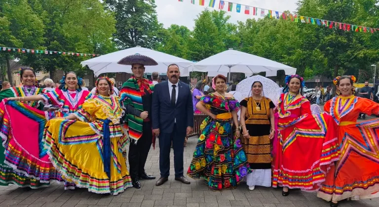 Almanya Dinslaken'de binlerce kişi geleneksel kutlamada buluştu