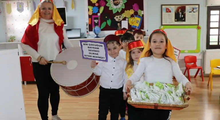  Amasya'da minik öğrenciler ihtiyaç sahibi çocuklara bayramlık almak için maniler söyledi   