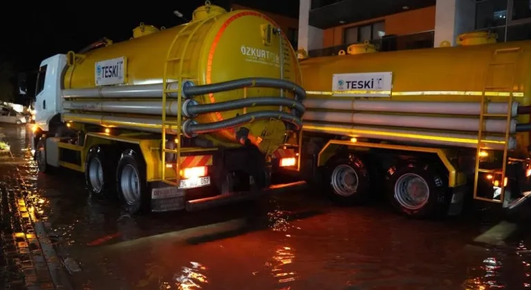 Ani Sağanak Sonrası Büyükşehir ve TESKİ Ekipleri Harekete Geçti