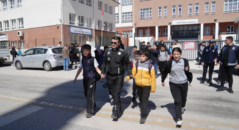 Ankara Keçiören Zabıtası'ndan öğrenci güvenliği mesaisi