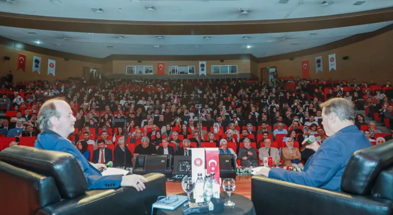 Ankara Keçiören'de Ahmet Özhan konser ve söyleşisine yoğun ilgi