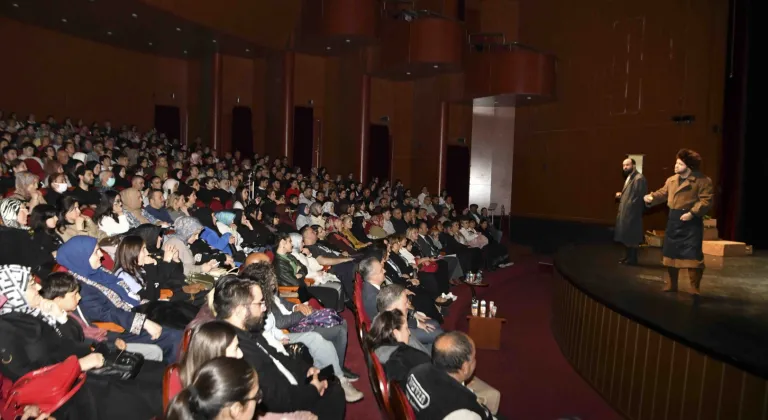 Ankara’da gençlik tiyatrosundan güçlü performans