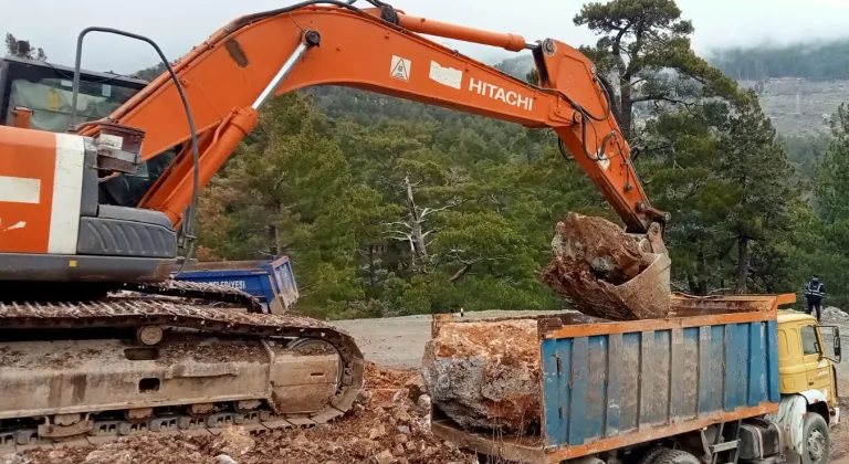 Antalya Büyükşehir’den Alanya’da yol onarımı