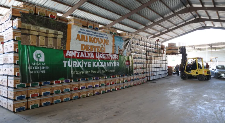 Antalya Büyükşehir’den arıcılara kovan desteği