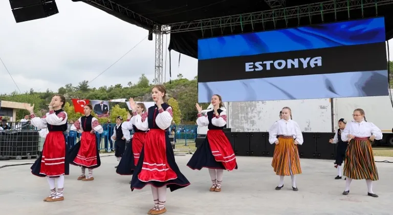 Antalya Çocuk Festivali renkli görüntülere sahne oldu