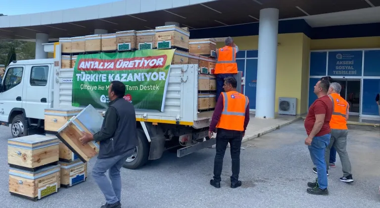 Antalya'da arı kovanı destekleri devam ediyor