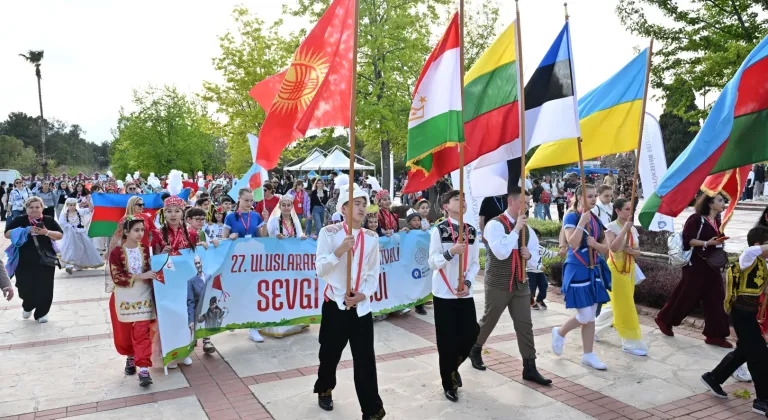 Antalya'da çocuklar Sevgi Korteji’nde buluştu