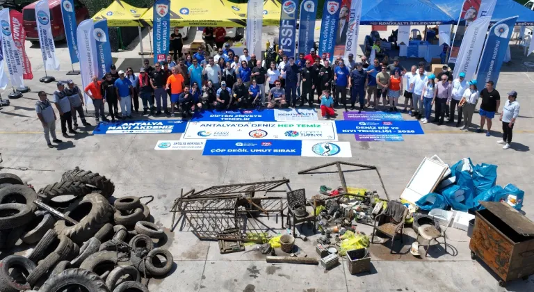Antalya'da denizden çöp konteynırı çıktı