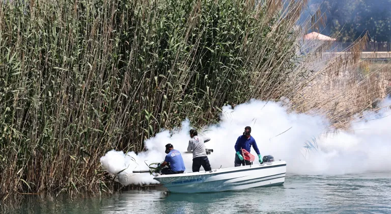Antalya’da denizden karaya ilaçlama yapılıyor