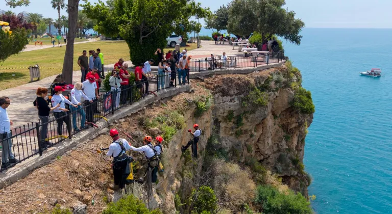Antalya'da falezlere nefes aldıran temizlik