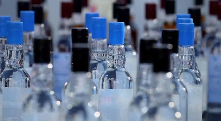 Antalya’da üç ilçede sahte ve kaçak alkol operasyonu: 4 bin 663 litre ele geçirildi