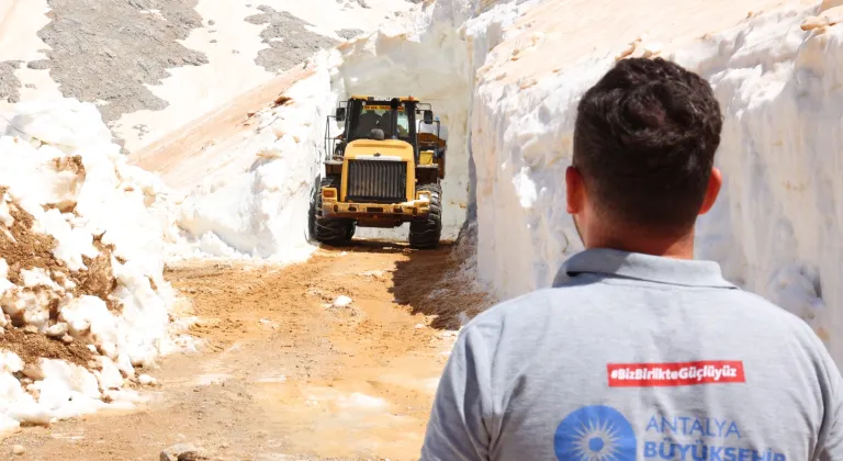 Antalya’da yayla yollarında karla mücadele sürüyor