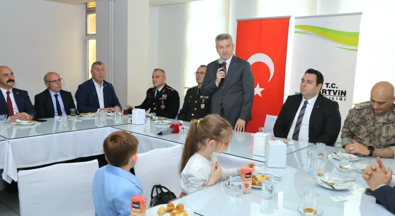 Artvin protokolü bayramlaştı