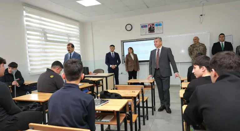 Artvin Valisi Ergün, kent merkezindeki okullarda incelmelerde bulundu