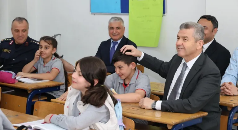 Artvin Valisi Ergün’den okul ziyaretleri
