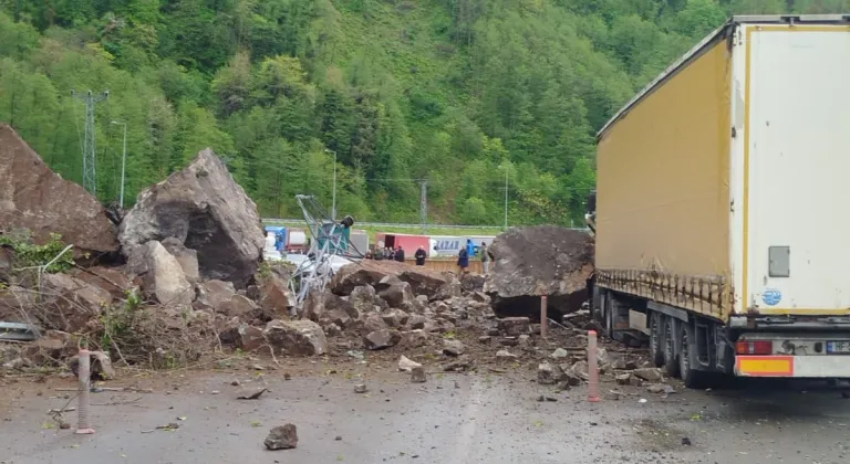 Artvin’de Heyelan: Yol Ulaşıma Kapandı, Çalışmalar Sürüyor