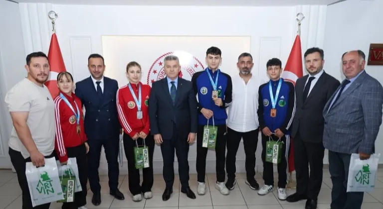 Artvin’de Şampiyon Sporculara Vali Ergün’den Ödül