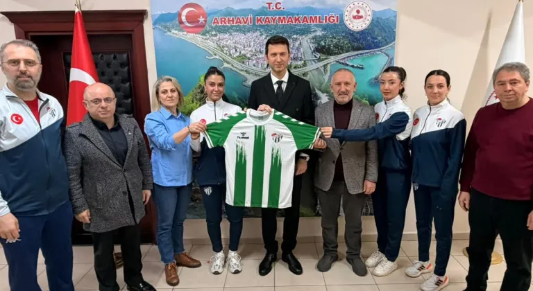 Artvinspor Kadın Voleybol Takımı’ndan Arhavi Kaymakamı Çimşir'e ziyaret