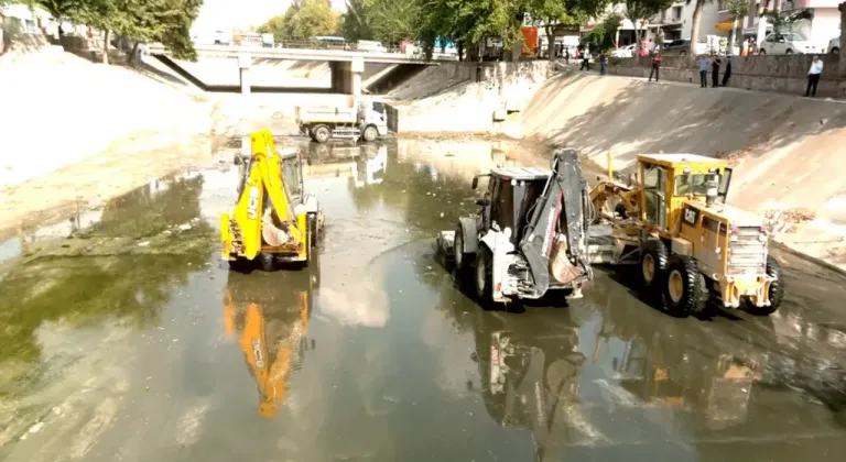 ASKİ, Sarıçam Deresi’nde Biriken atıkları temizledi