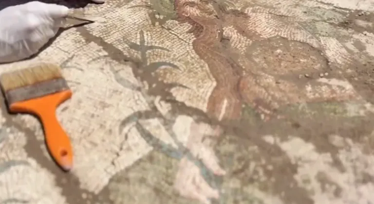 Aspendos’ta tarihi keşif... Eurymedon Nehri mozaiği gün yüzüne çıkarıldı