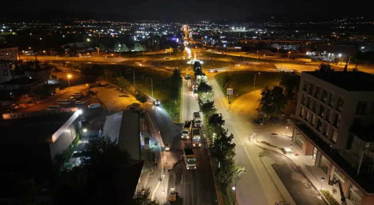 Azerbaycan Bulvarı’nda Gece Mesaisi: Son Kat Asfalt Serimi Başladı