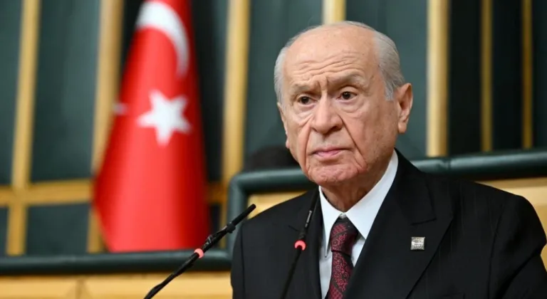 Bahçeli: Türk bayrağı bağımsızlığımızın simgesidir