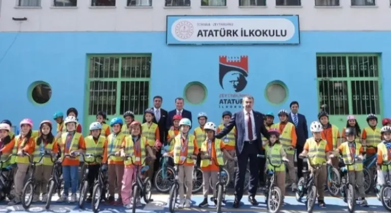 Bakan Tekin, Öğrencilerle Bisiklet Turu Yaptı

