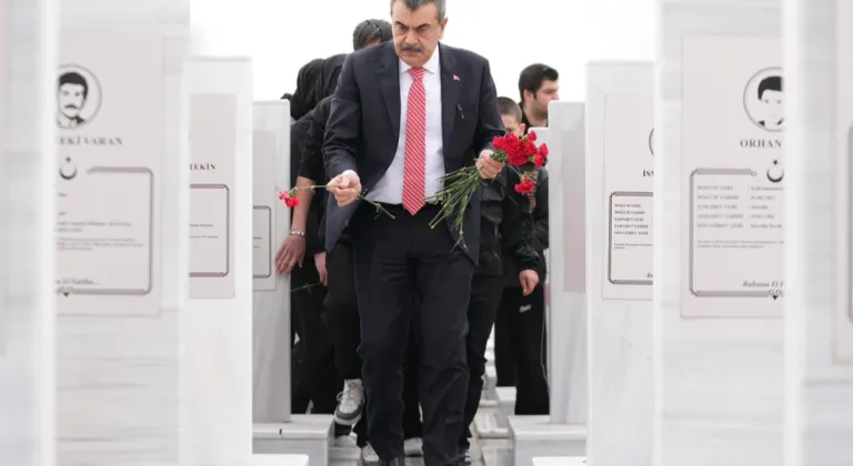 Bakan Tekin'den Şehit Öğretmenler Anıtı'na ziyaret
