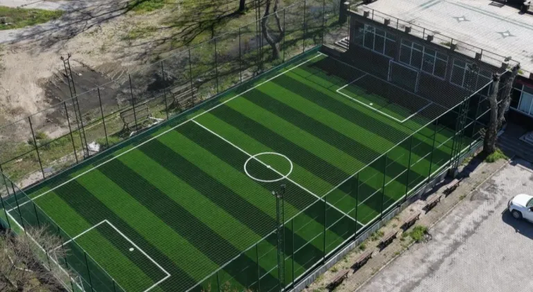 Balıkesir’de mahalleler yeni halı sahalara kavuştu