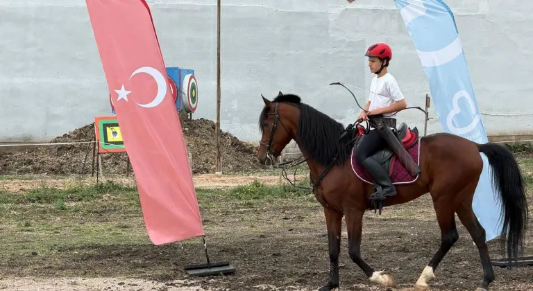 Balıkesir’de üniversiteliler binicilik ve atlı okçulukla tanıştı
