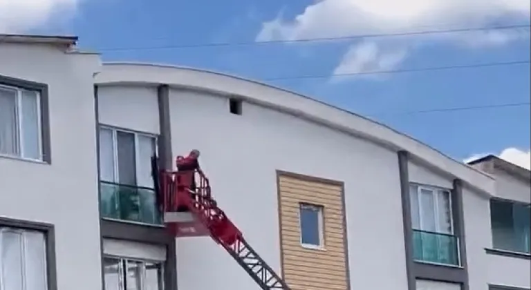 Balkon korkuluğuna sıkışan güvercini itfaiyeciler kurtardı