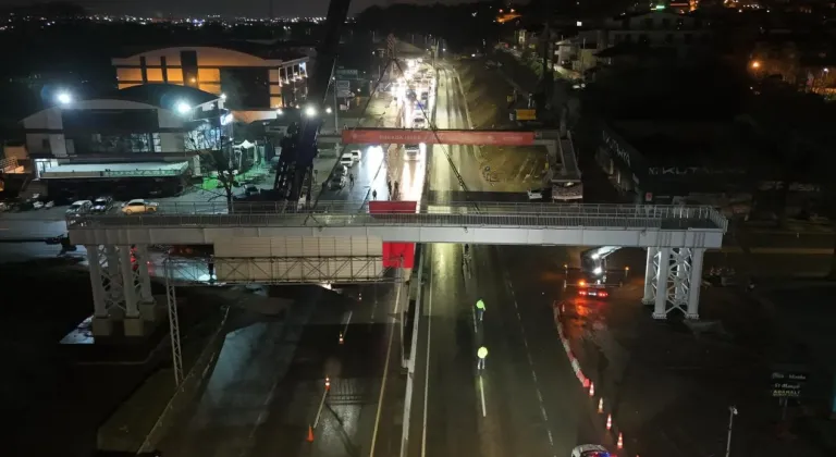 Başiskele Kavşağı’nda ‘78 tonluk’ gece mesaisi