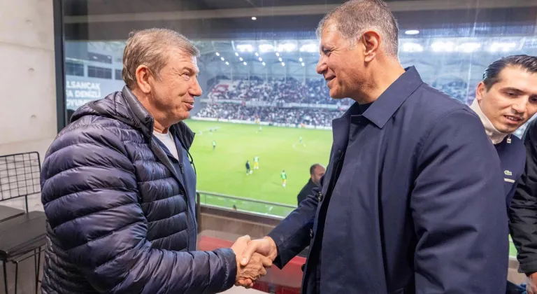 Başkan Tugay’a Karşıyaka Stadı’nda Türk Futbol Efsanesinden Teşekkür