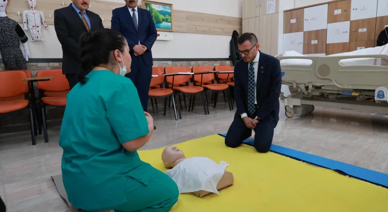 Başkan Yazıcıoğlu, öğrencilerden ilk yardım dersi aldı