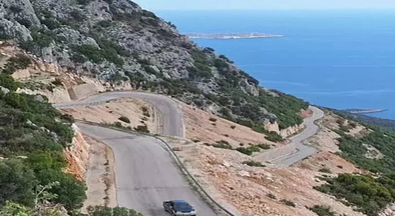 Bezirgan–Kalkan yeni yolunda fırtına tehlikesi: Araç devrildi