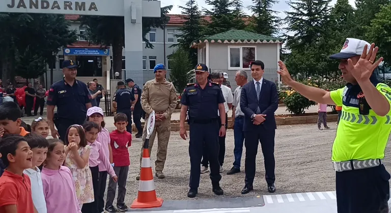 Bilecik Pazaryeri’nde jandarma öğrencilerle buluştu