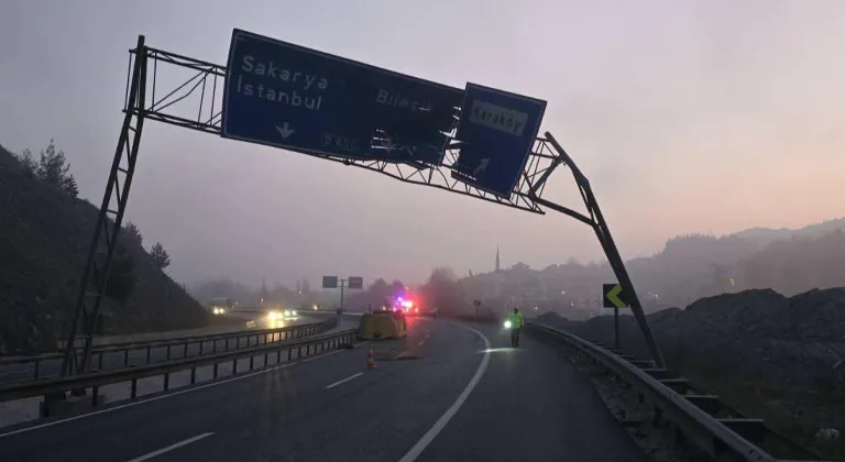 Bilecik Pazaryeri'nde trafikte dikkatsizlik! Açılan damper tabelayı devirdi