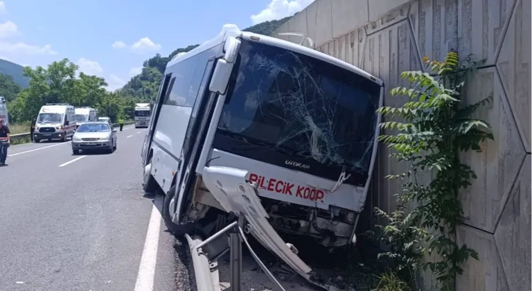 Bilecik’te midibüs tıra çarptı: 6 yaralı