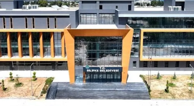 Bir operasyon da Silifke Belediyesi’ne! Başkan Turgut dahil 18 gözaltı