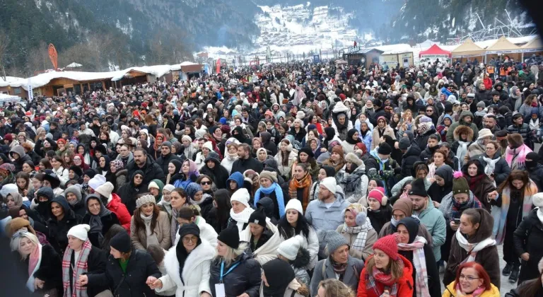 Birinci Uzungöl Kış Festivalinde 6161 kişi aynı anda horon oynadı