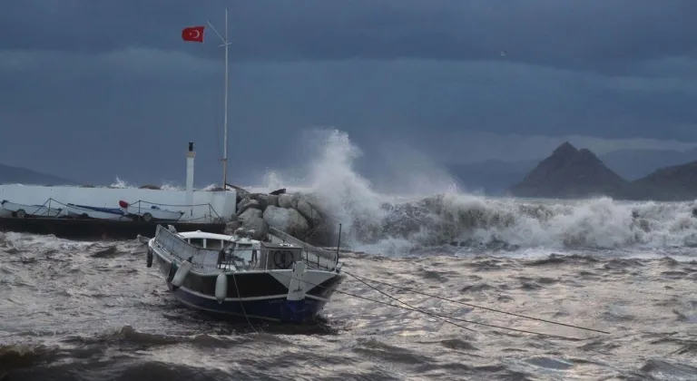 Bodrum’da fırtına etkili oldu: 8 tekne kıyıya sürüklendi
