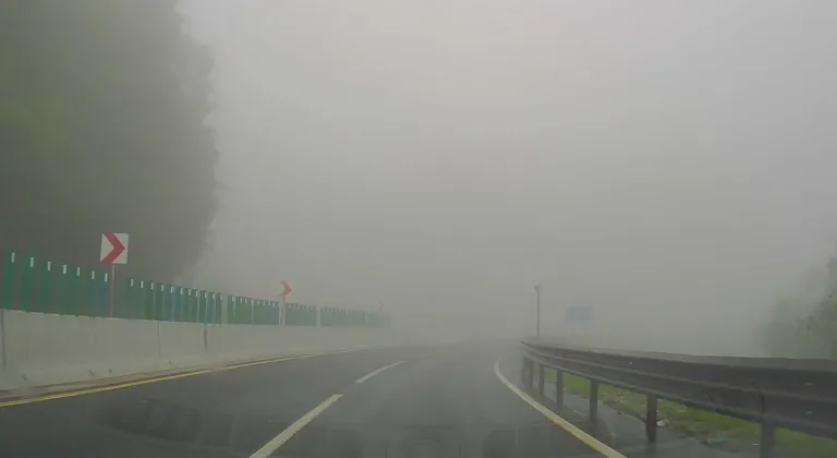 Bolu Dağı’nda sis görüş mesafesini düşürdü