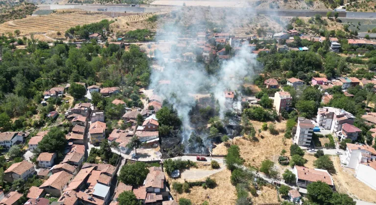 Boş arazideki yangın evlere sıçramadan söndürüldü