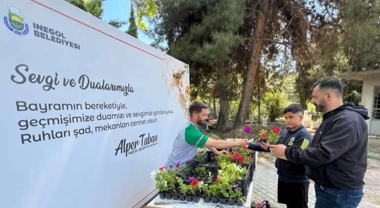 Bursa İnegöl'de bayram öncesi mezarlıklar çiçek açtı